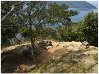 山の斜面に作られた舟森集落の潜伏キリシタン墓地の写真