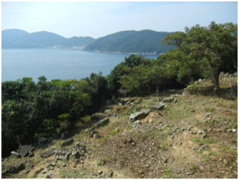 山の斜面に作られた舟森集落のカトリック共同墓地の写真