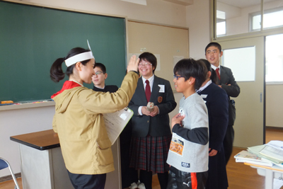 学年をこえて生徒たちがお互い教え支え合っている様子がわかる写真