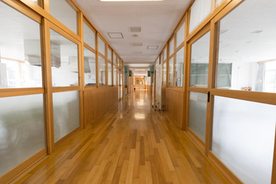 左右に教室がある一直線に続く廊下の写真
