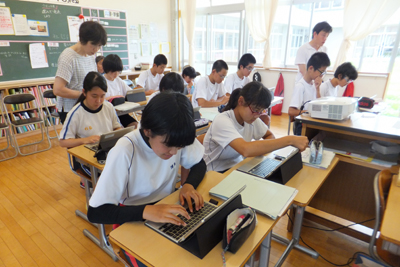 一人一台のノートパソコンを使って授業を受けている様子の写真