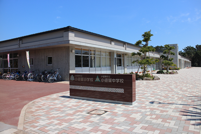 学校の入り口にある看板の写真