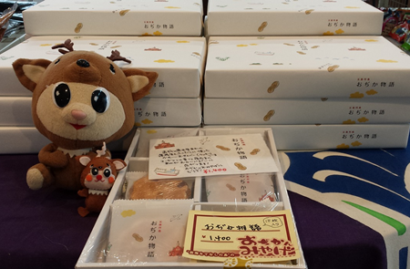 小値賀物語とマスコットキャラのぬいぐるみが一緒に写ったお土産屋さんの写真