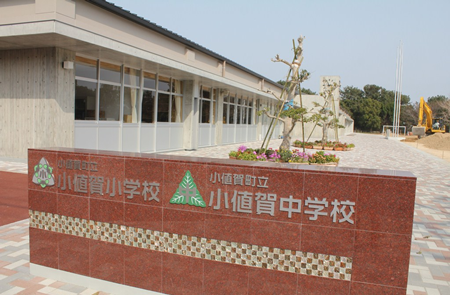 小中高一貫教育の学校入り口にある石の看板の写真