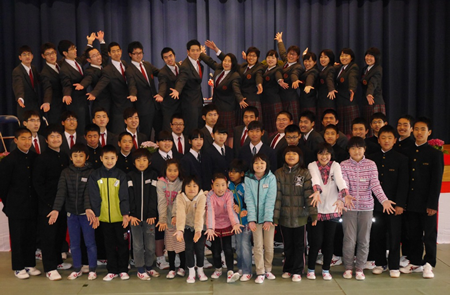 小値賀の小中高のこどもや学生たち全員で撮った集合写真