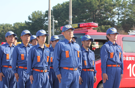 小値賀の防災訓練で青い制服を着た消防団の人が整列している写真