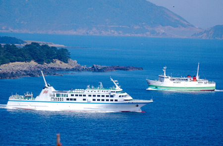 島と本土を繋ぐ海洋フェリーを上空から撮影した写真