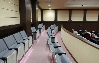 議場に設置されている傍聴席を右側から撮影した写真