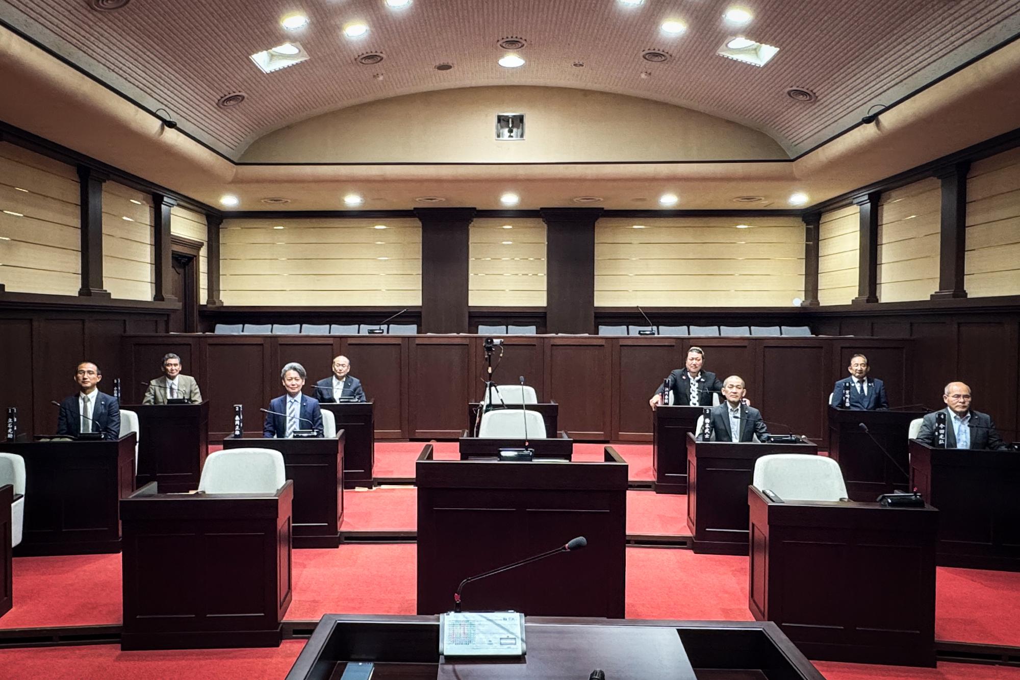 小値賀町議会の議会場内の議員集合写真