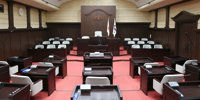 小値賀町議会の議会場内の写真